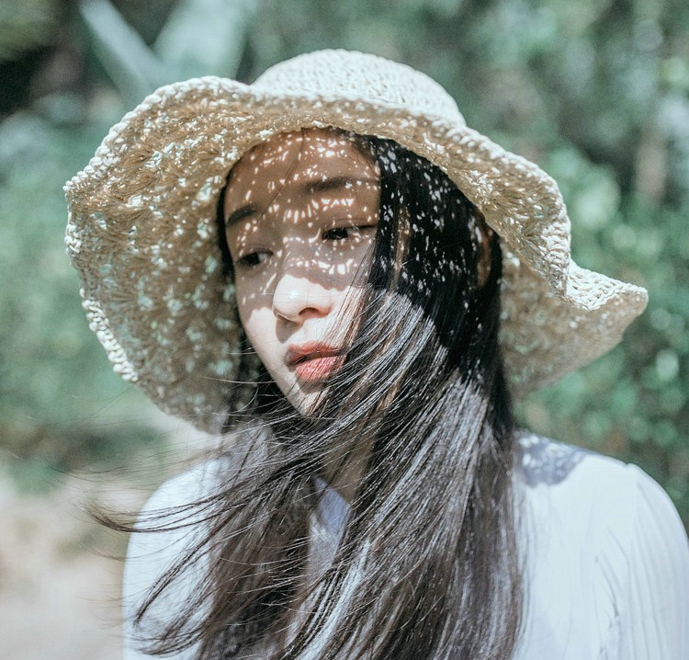 清纯稚嫩樱桃小嘴清秀美女森林清新写真