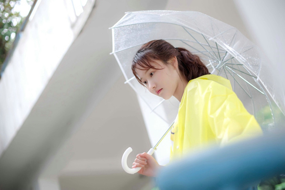 清纯白嫩妹子雨天清新娇巧甜美写真