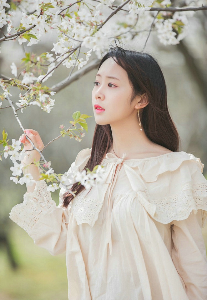 樱花树下肤光胜雪纯净美眉