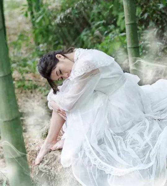 妙曼竹林微风,阳光美女清纯