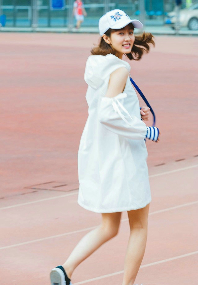 清纯娇嫩白皙阳光运动女生操场运动风写真照片