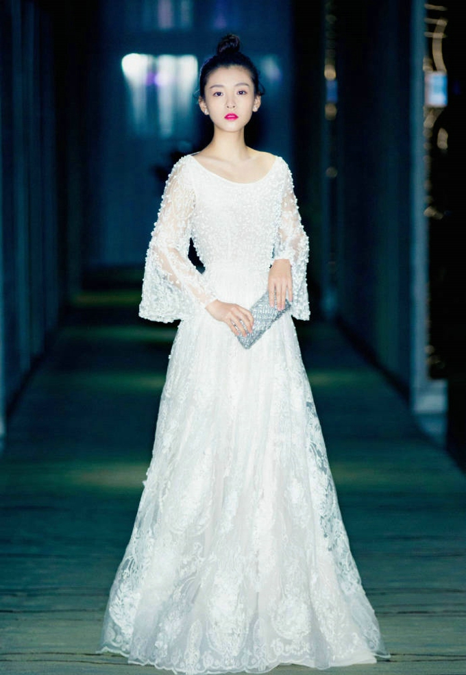 90后女星吴倩时尚简约大气写真图