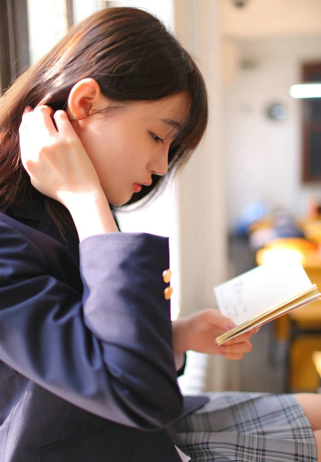 清纯甜美文静可人校服姑娘写真