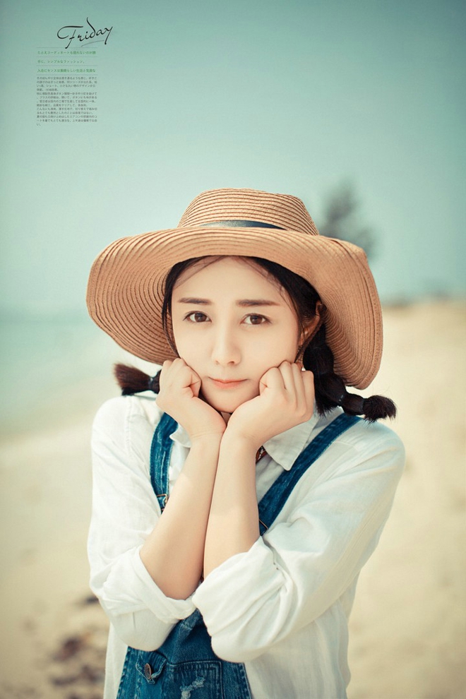 戴帽子清纯牛仔背带裤美女沙滩阳光气质写真