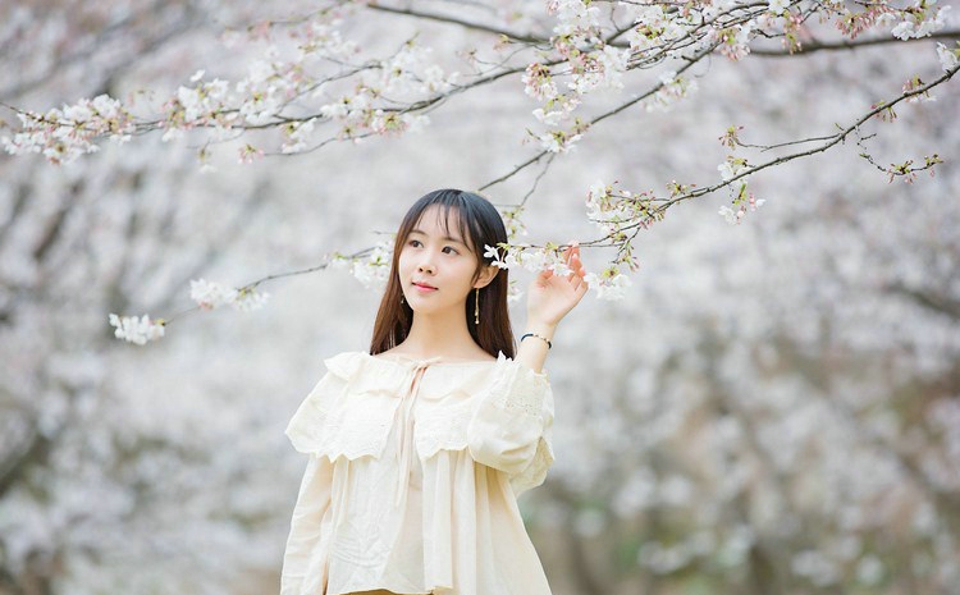 樱花树下肤光胜雪纯净美眉