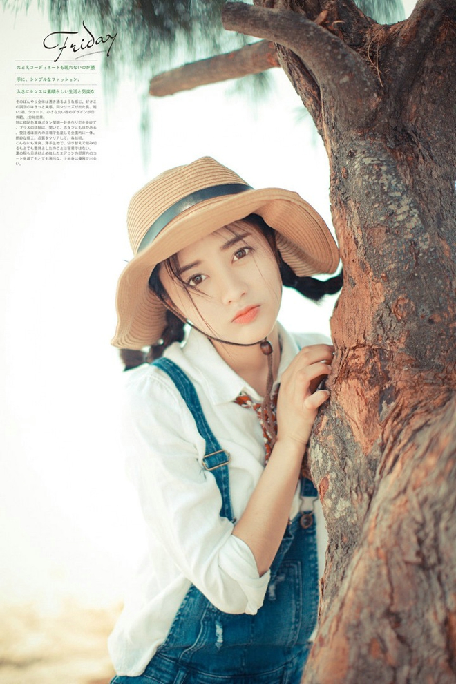 戴帽子清纯牛仔背带裤美女沙滩阳光气质写真