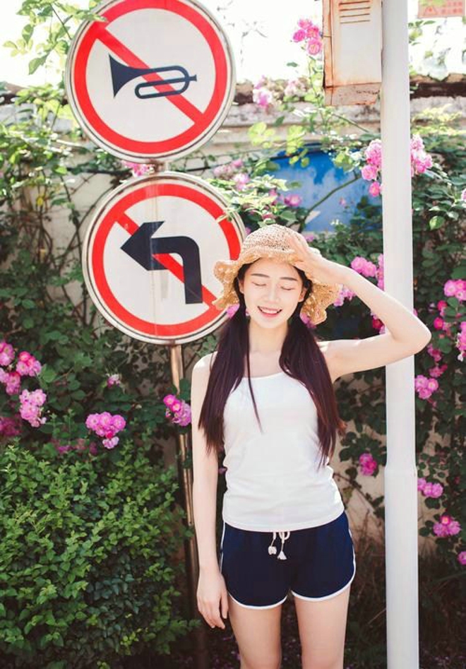 眉目如画清凉打扮清纯阳光甜美夏日女生