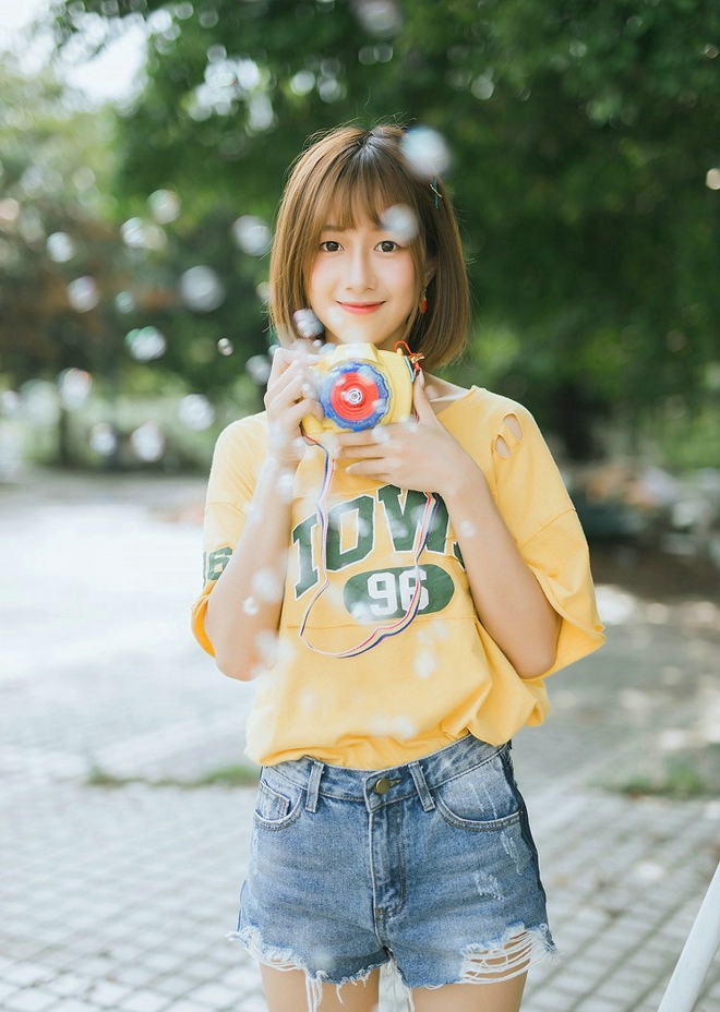 苹果头少女室外清新俏皮噘嘴笑写真套图