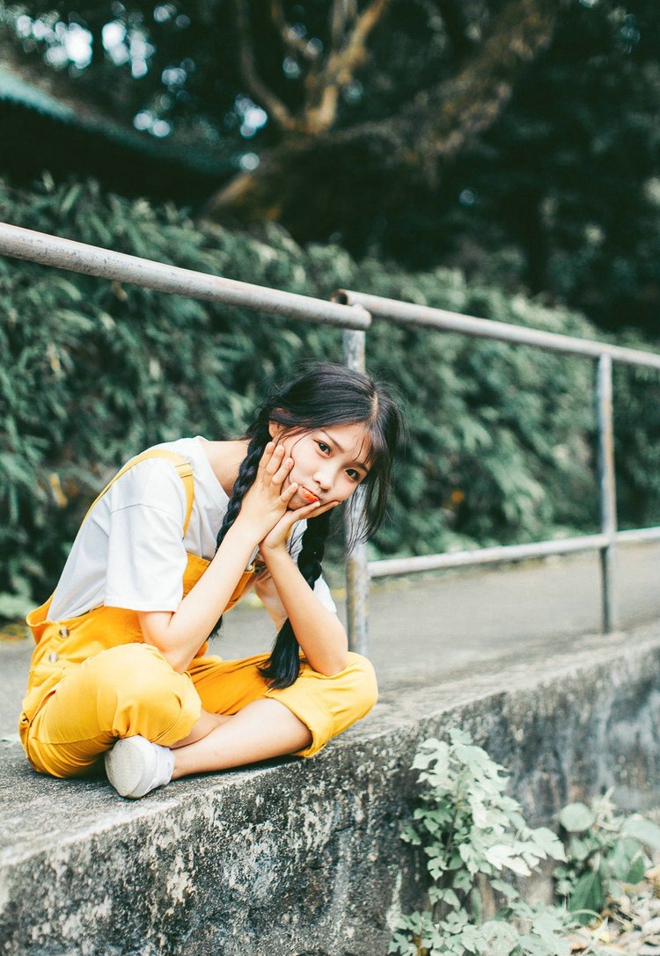 骑单车黄衣美眉清新写真