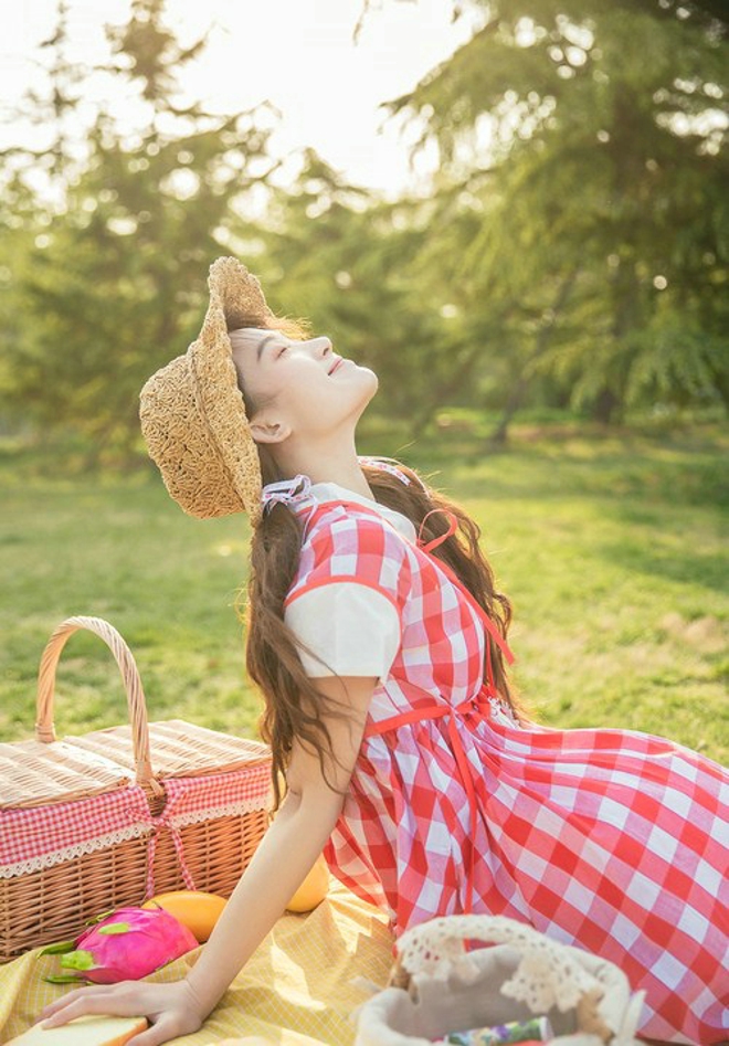 红白裙装美女也爱郊游唯美恬静写真集