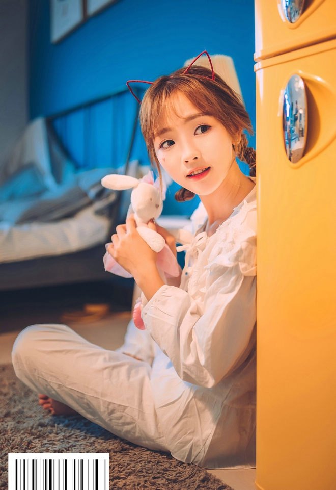 清纯可爱娃娃脸稚气少女生活写真