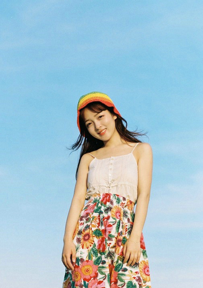 白嫩清纯美艳少妇碎花连身裙性感写真套图