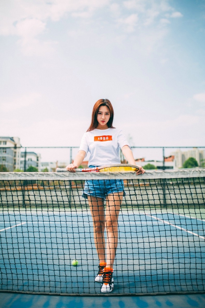 网球场上清纯牛仔裤美女写真套图