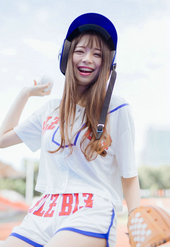 明眸皓齿阳光下清纯棒球少女