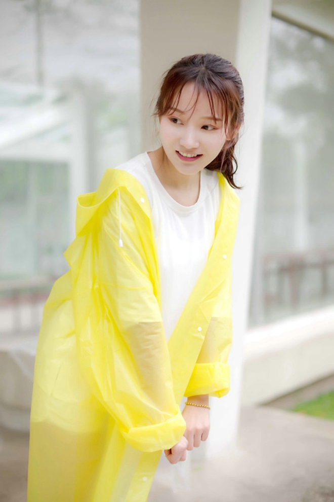 清纯白嫩妹子雨天清新娇巧甜美写真