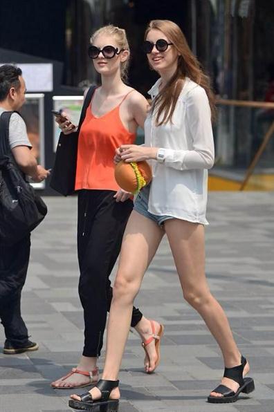 国外美女身材养眼，街拍更像走秀!