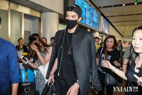 帅气吴亦凡机场照