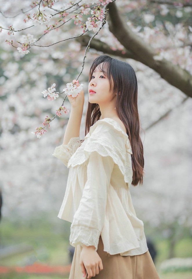 樱花树下肤光胜雪纯净美眉
