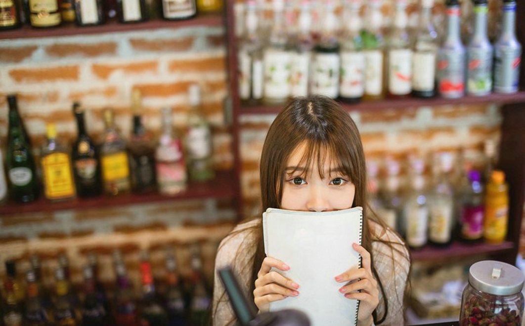 粉嫩清甜美女午后休憩清纯阳光俏皮可爱唯美写真