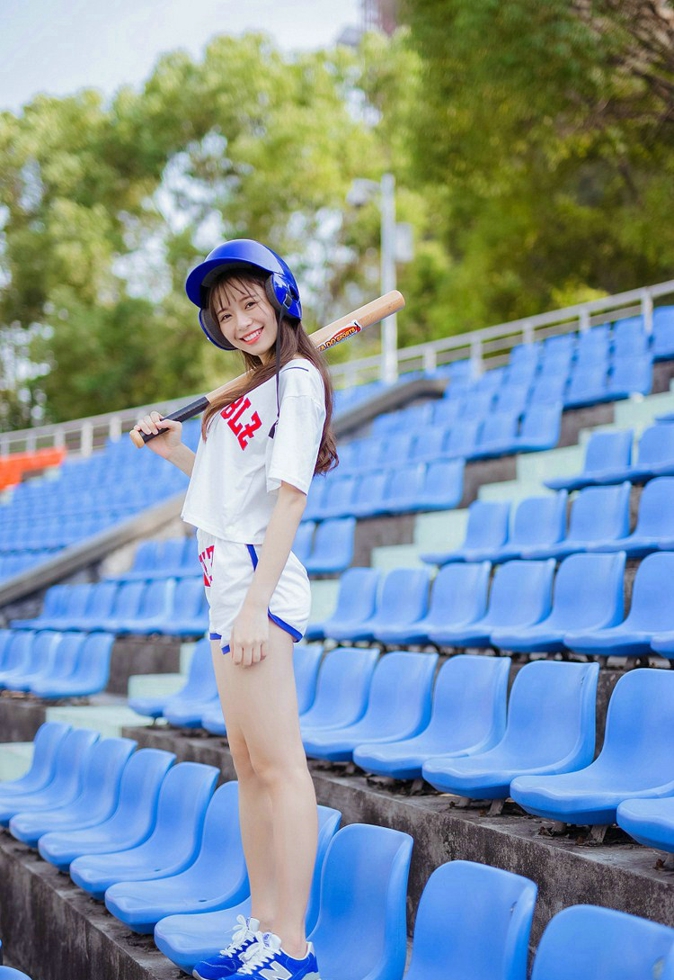明眸皓齿阳光下清纯棒球少女