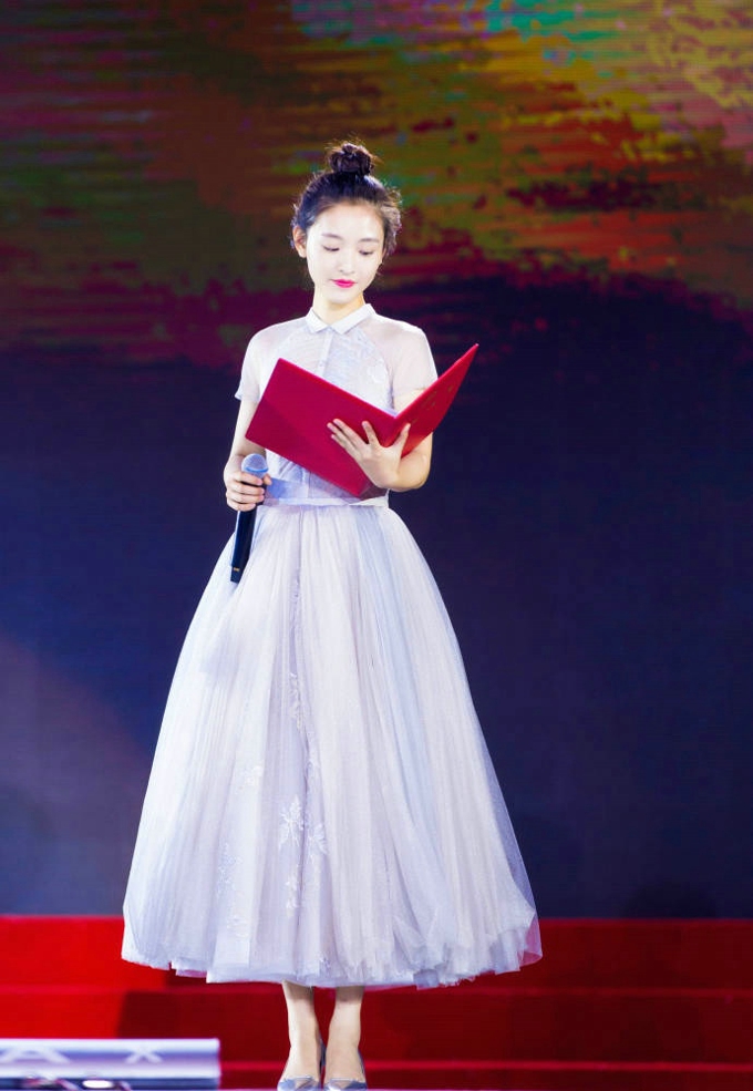 90后女星吴倩时尚简约大气写真图