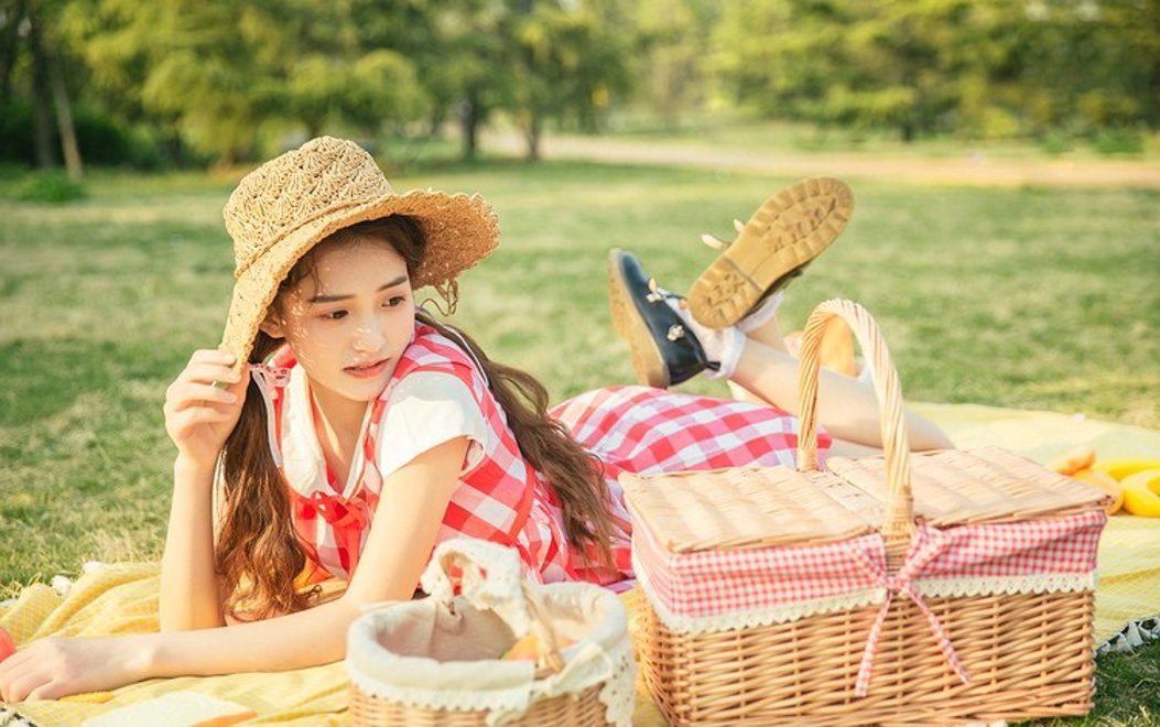 红白裙装美女也爱郊游唯美恬静写真集