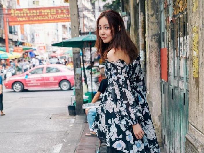 国外美女身材养眼，街拍更像走秀!