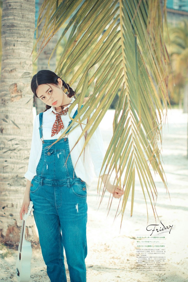 戴帽子清纯牛仔背带裤美女沙滩阳光气质写真