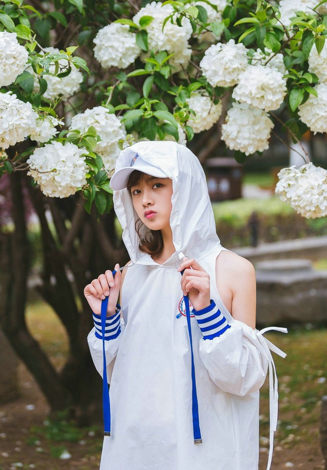 清纯娇嫩白皙阳光运动女生操场运动风写真照片