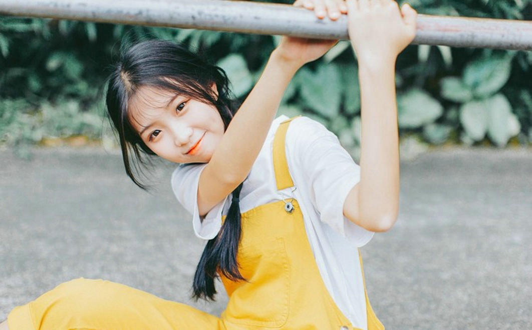 骑单车黄衣美眉清新写真