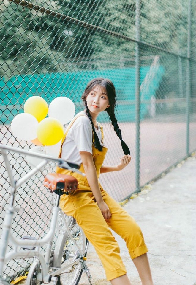 骑单车黄衣美眉清新写真
