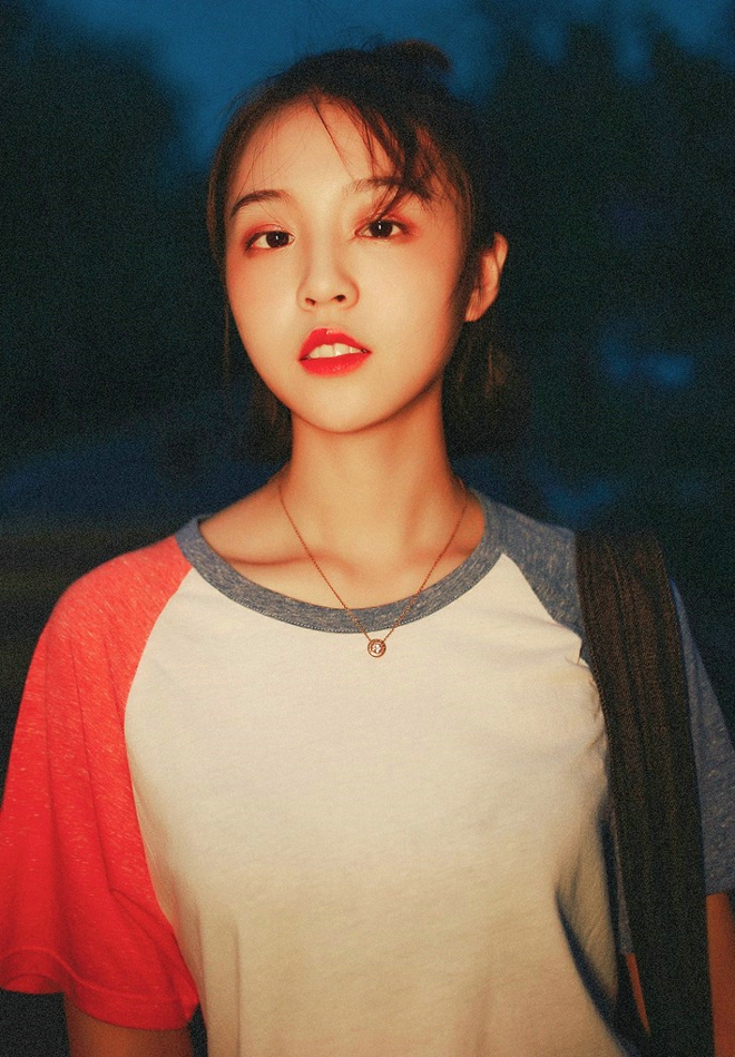 苹果头少女室外清新俏皮噘嘴笑写真套图