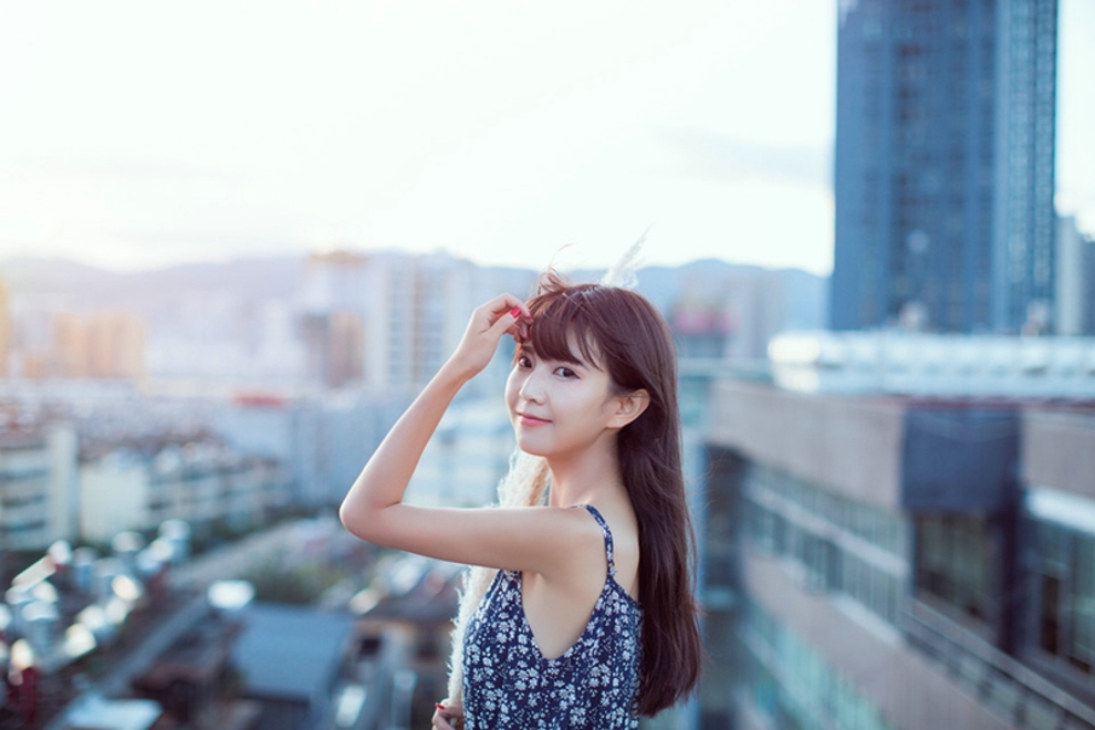 笑容甜美动人可爱阳光清纯美女天台长裙俏皮写真