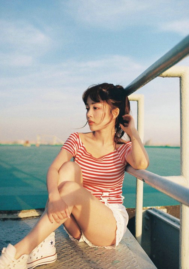 白嫩清纯美艳少妇碎花连身裙性感写真套图