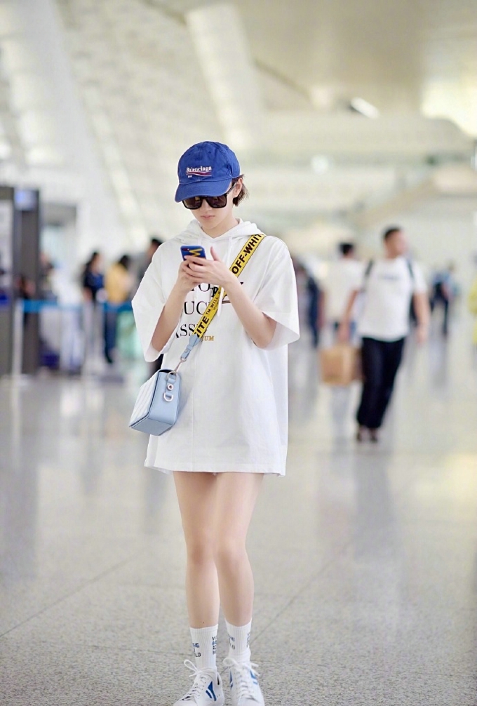 景甜高铁站可爱清爽帅气路拍图