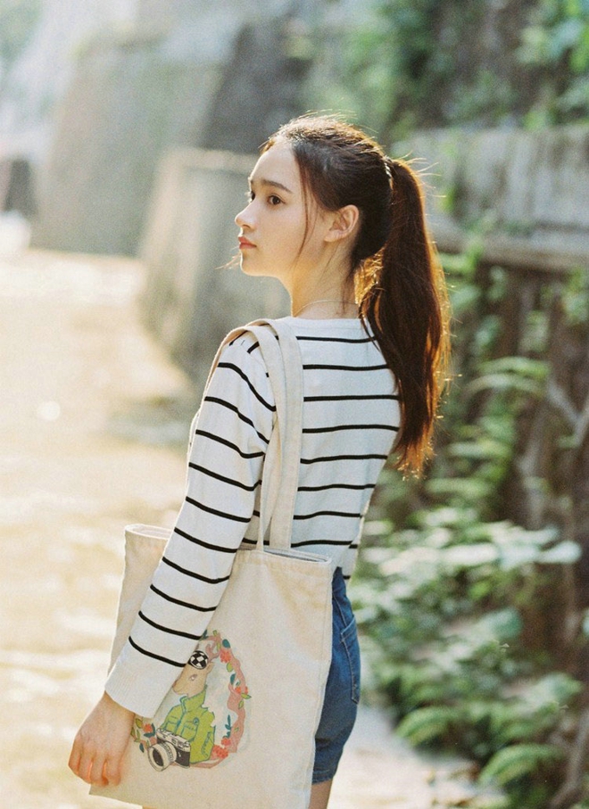 马尾少女牛仔短裤休闲写真