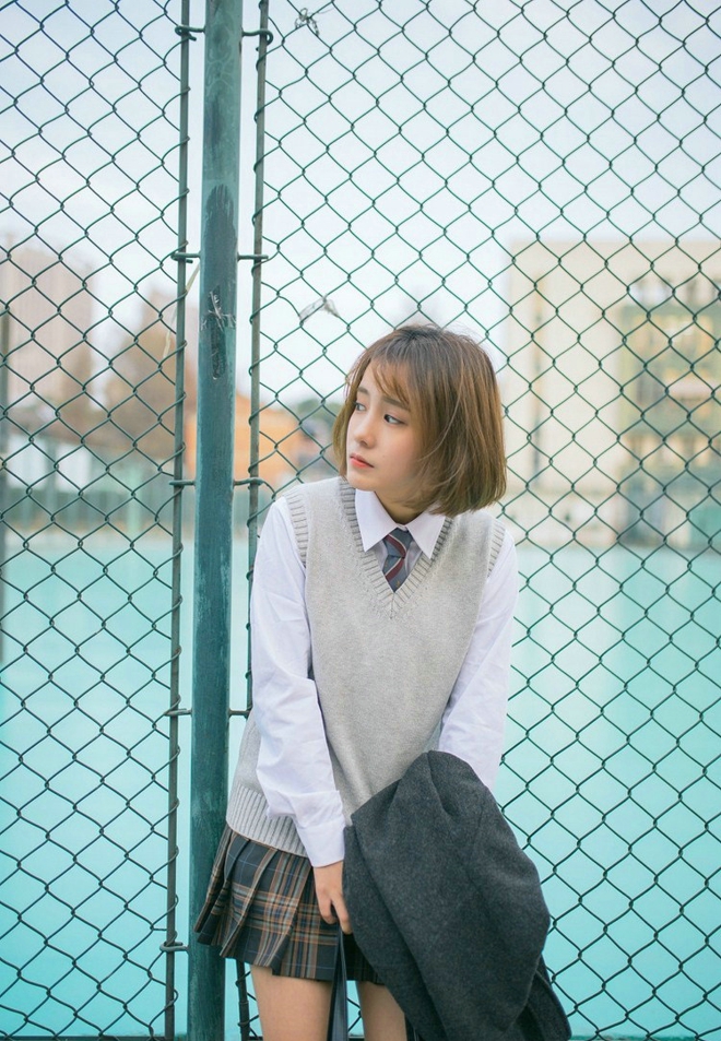 操场上的短发清纯校园美女