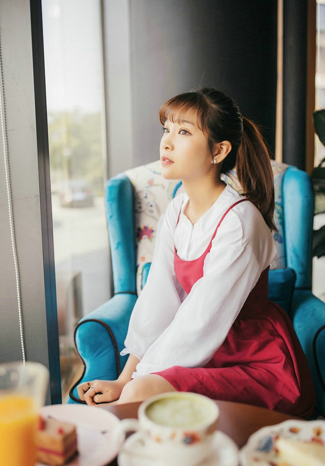 阳光甜品店吃点心美女写真