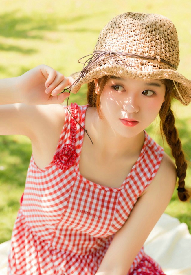 绿色草坪上大眼睛俏皮少女俏皮唯美写真