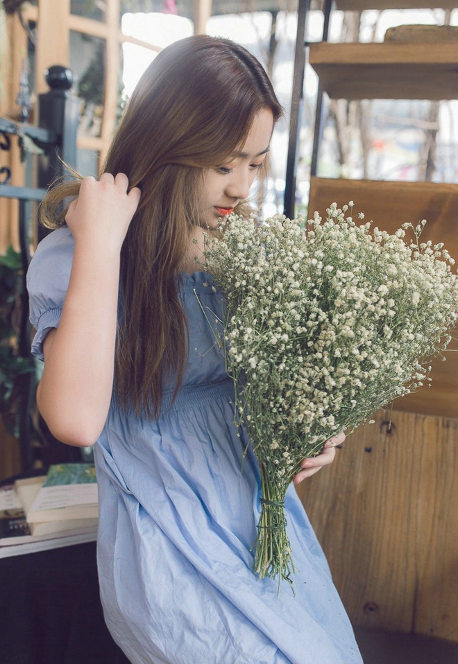 清冷气质花房姑娘俏皮写真