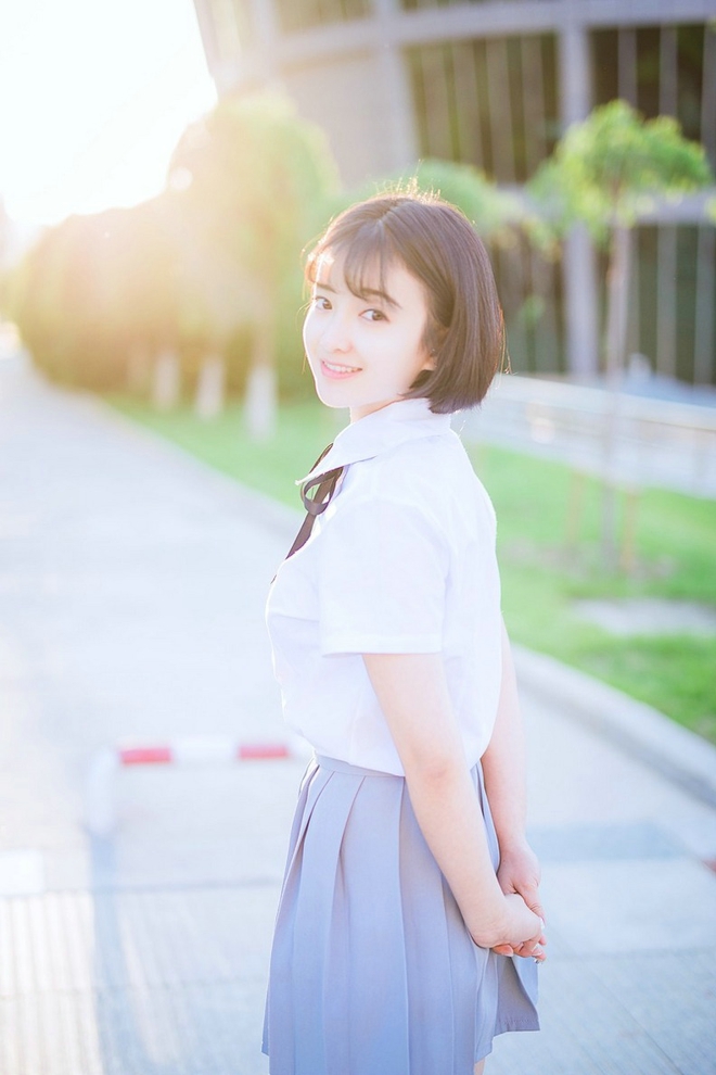 短发清纯学生妹衬衫短裙户外活力阳光俏皮唯美写真