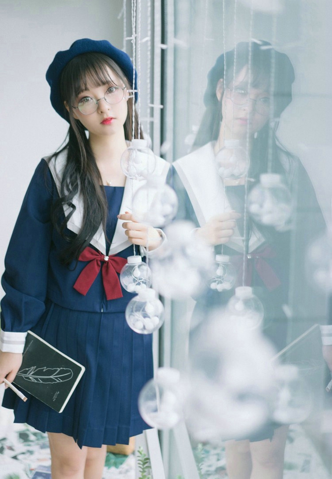 娇嫩萌态十足戴眼镜的小萝莉写真