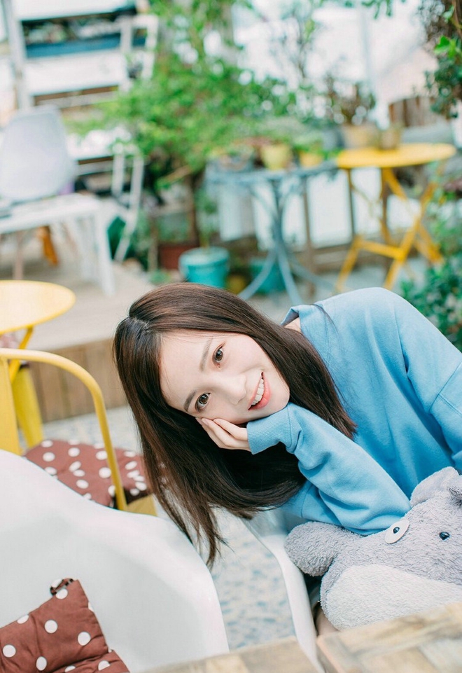 清纯阳光甜美美女悠闲自在生活写真图