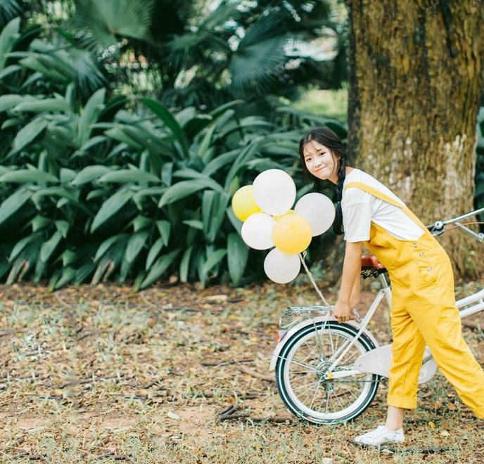 骑单车黄衣美眉清新写真