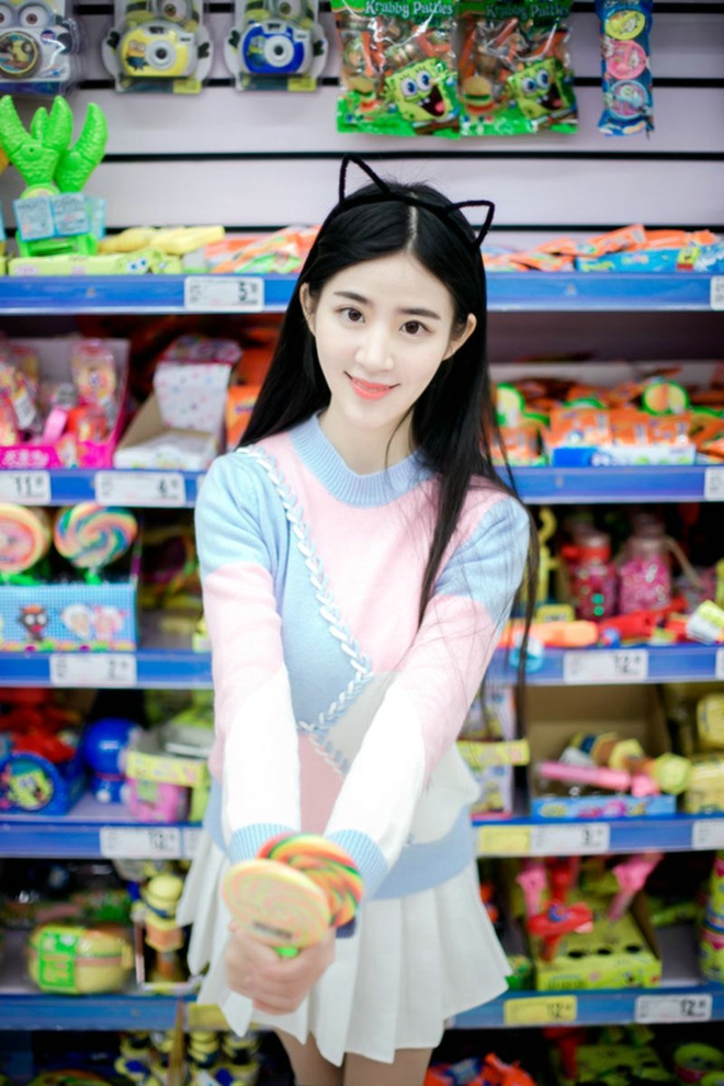 白皙清纯靓丽女孩清新俏皮超市私拍写真