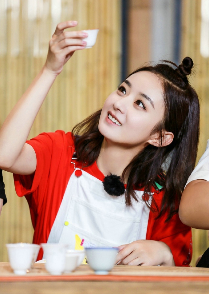 丸子头赵丽颖气质呆萌写真