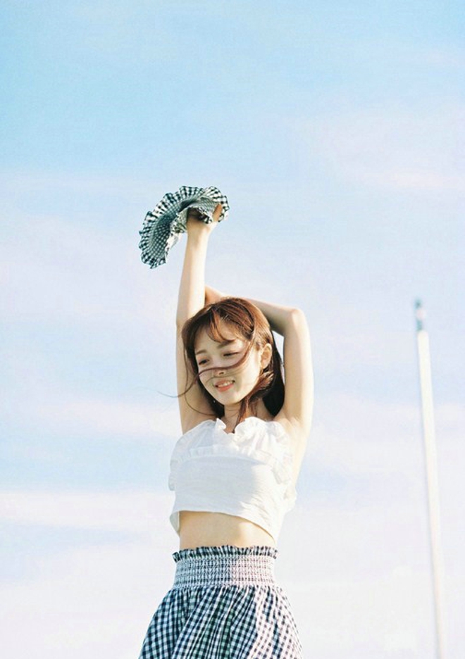 白嫩清纯美艳少妇碎花连身裙性感写真套图