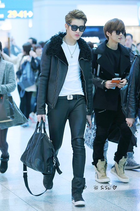 帅气吴亦凡机场照