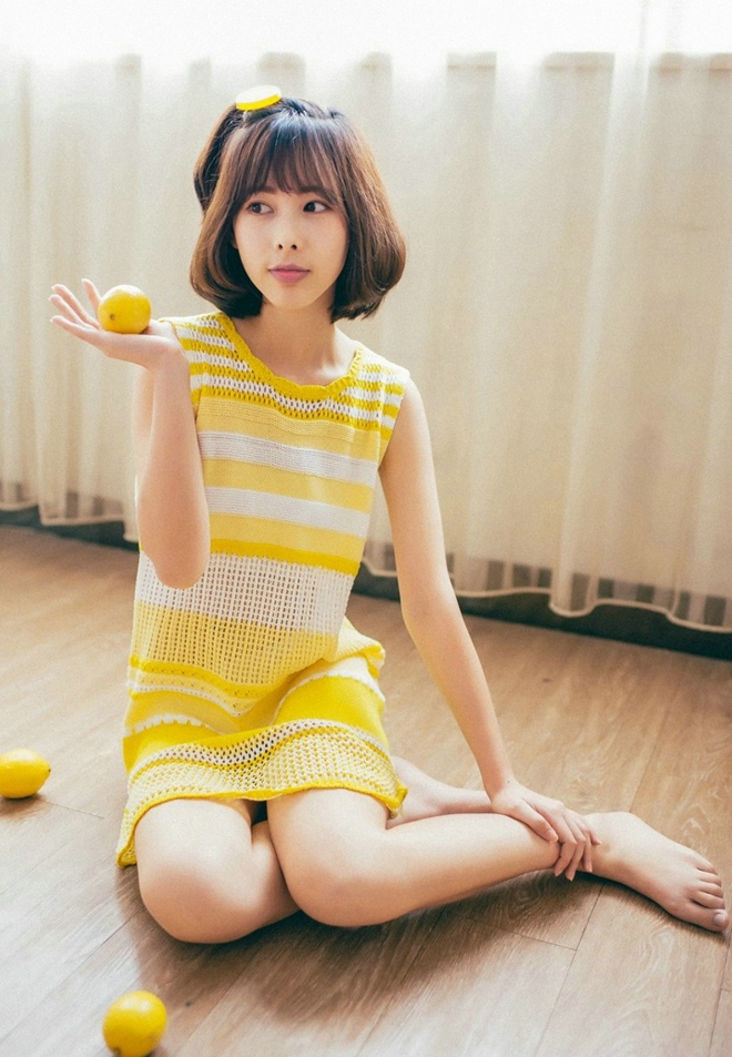 吃柠檬小清新短发美女居家可爱俏皮写真