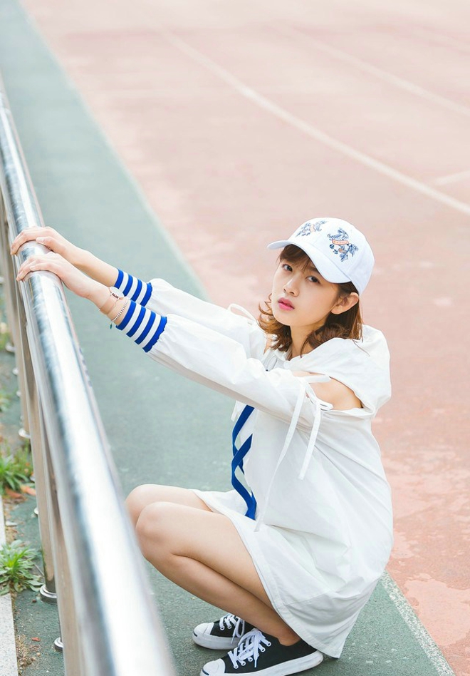 清纯娇嫩白皙阳光运动女生操场运动风写真照片